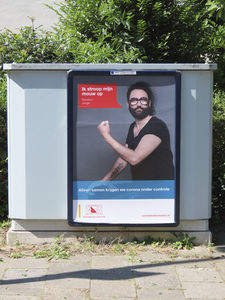 901751 Afbeelding van de affiche met de zanger Blauzun die de Utrechters oproept om zich tegen corona te laten inenten, ...